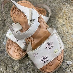 Cute Sandals Little Girls Size 9( 26 EUR) White Leather Upper, Floral Accents